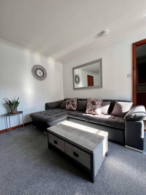 Apartment With Parking, Close To The Raigmore Hospital Інвернесс Екстер'єр фото