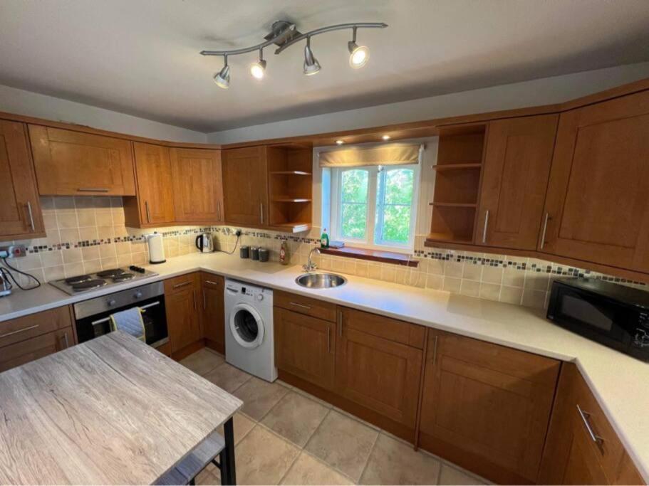 Apartment With Parking, Close To The Raigmore Hospital Інвернесс Екстер'єр фото