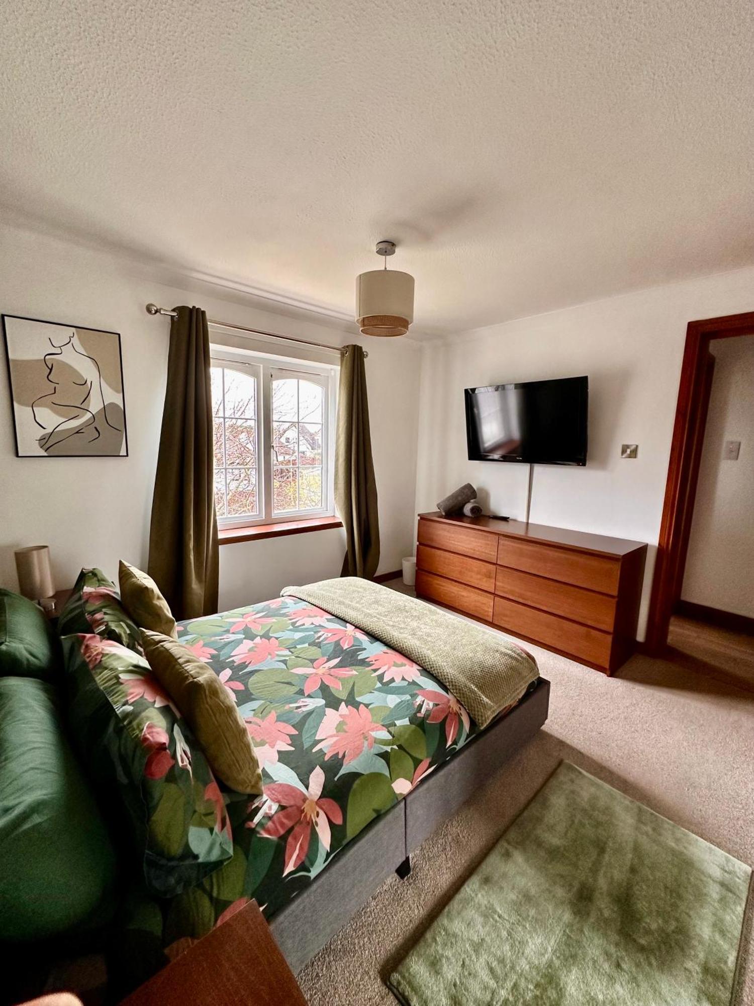 Apartment With Parking, Close To The Raigmore Hospital Інвернесс Екстер'єр фото